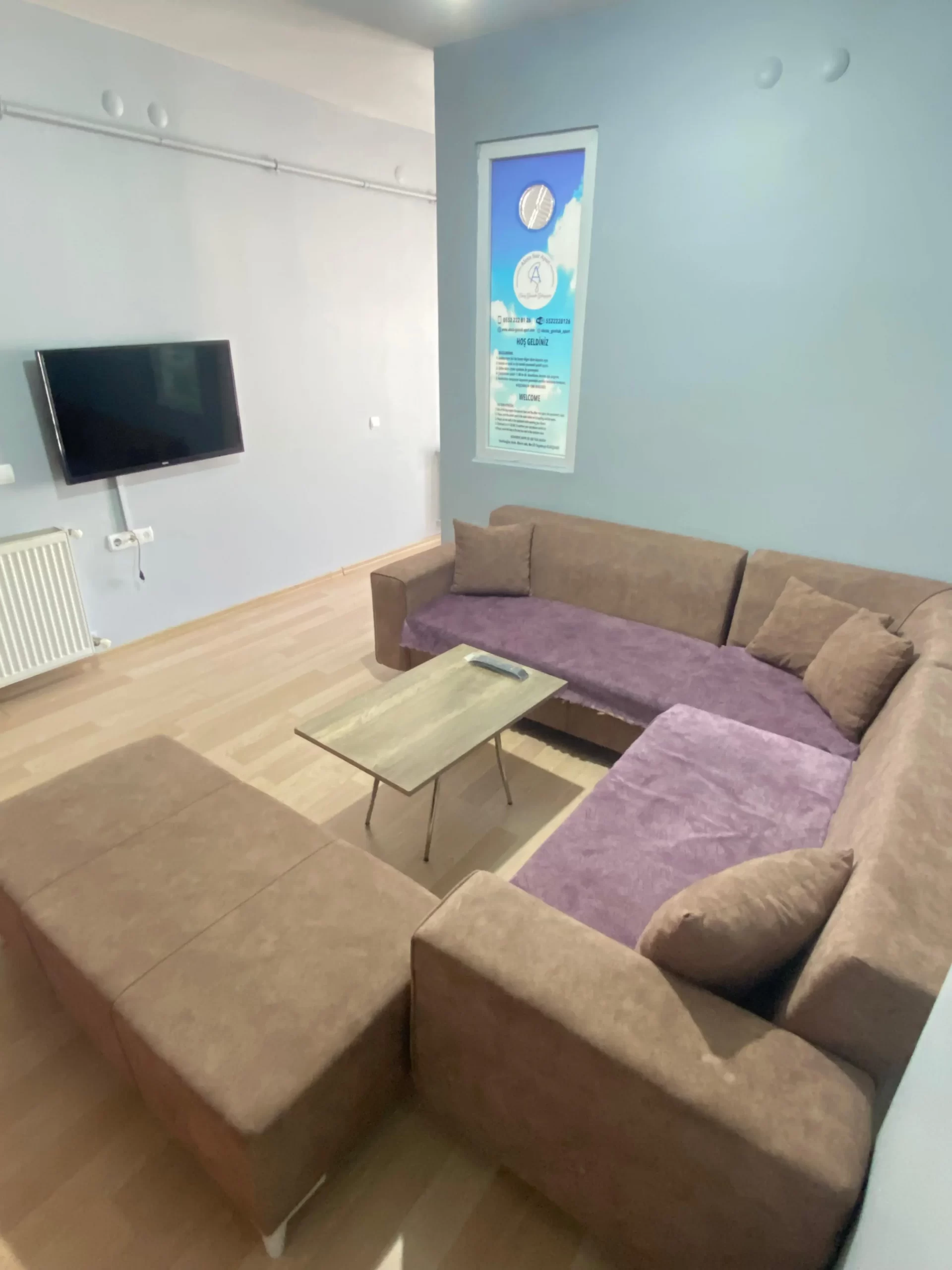 Eskişehir Alesta Apart’ın modern dizayn edilmiş bir odası; yatak, masa ve sandalye ile donatılmış.