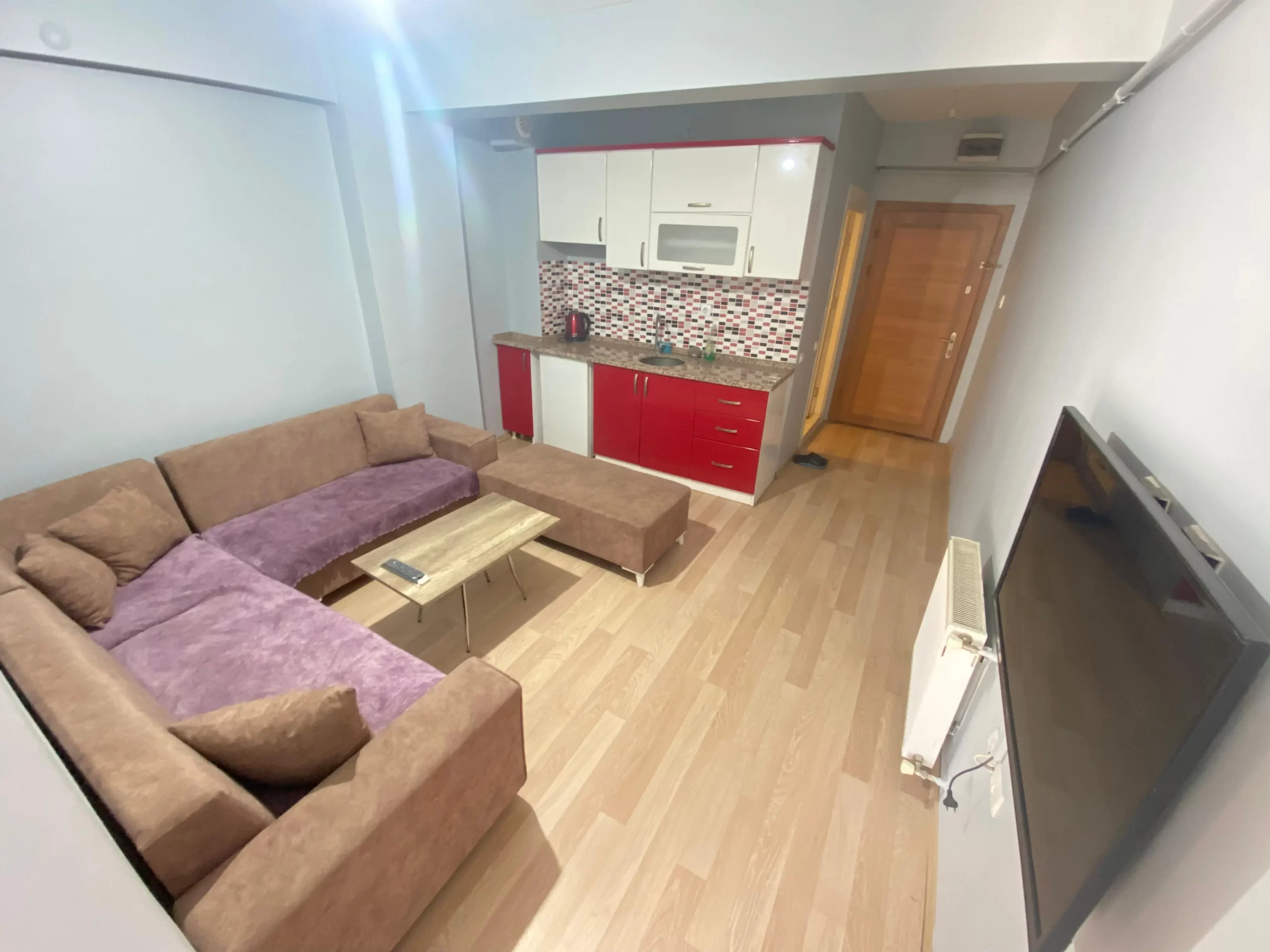 Eskişehir Alesta Apart’ın modern dizayn edilmiş bir odası; yatak, masa ve sandalye ile donatılmış.
