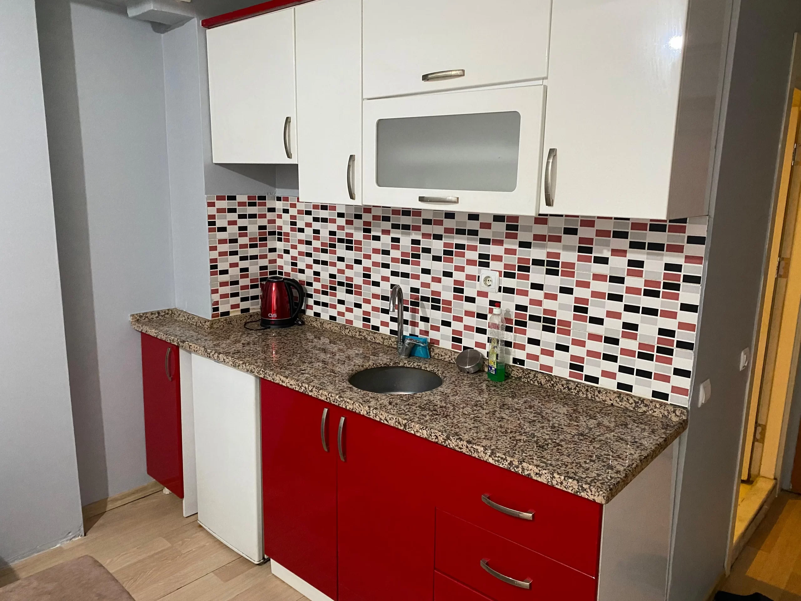 Eskişehir Alesta Apart’ın modern dizayn edilmiş bir odası; yatak, masa ve sandalye ile donatılmış.