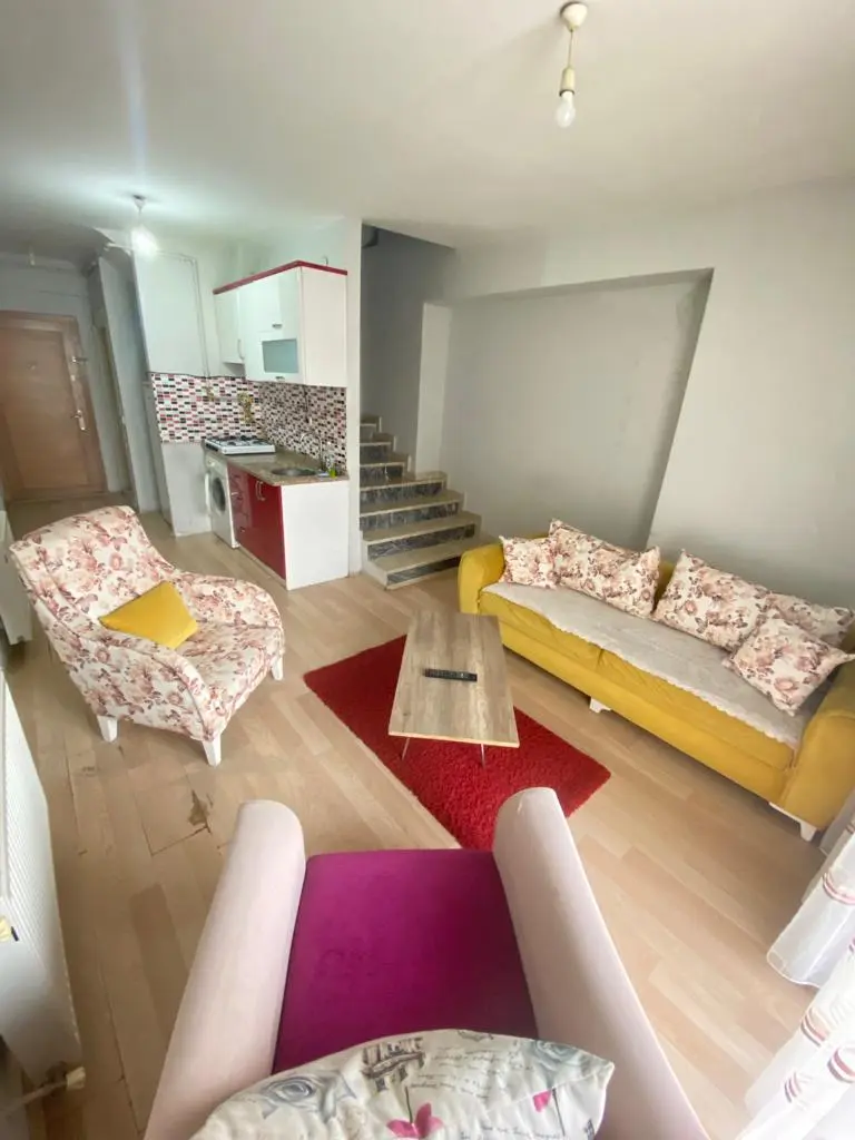 Eskişehir Alesta Apart’ın modern dizayn edilmiş bir odası; yatak, masa ve sandalye ile donatılmış.