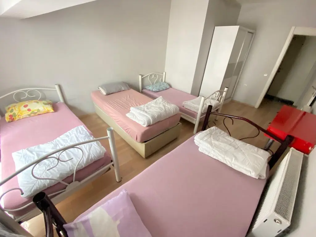 Eskişehir Alesta Apart’ın modern dizayn edilmiş bir odası; yatak, masa ve sandalye ile donatılmış.