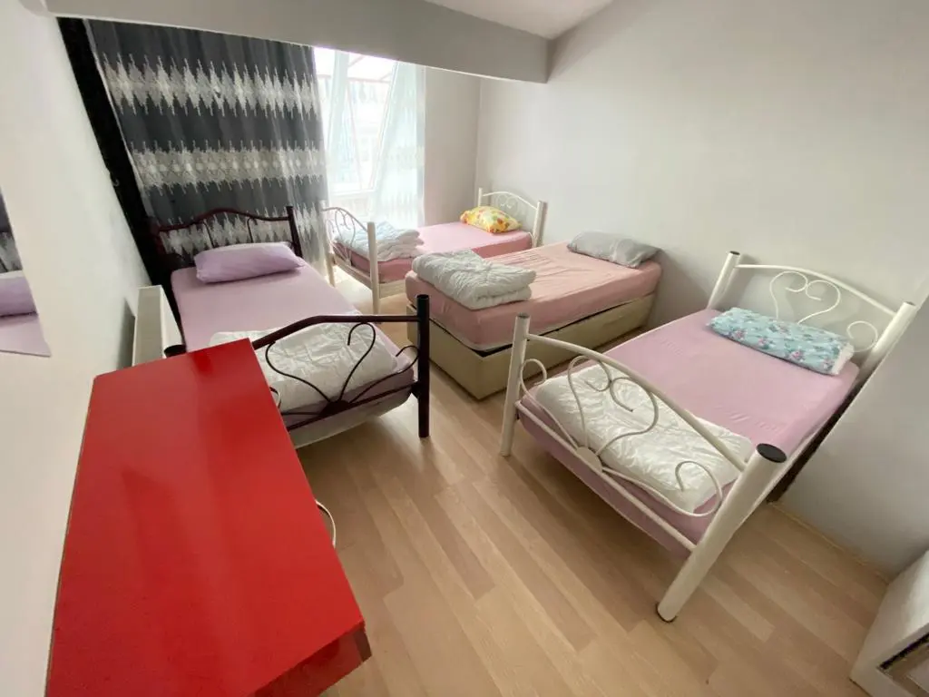 Eskişehir Alesta Apart’ın modern dizayn edilmiş bir odası; yatak, masa ve sandalye ile donatılmış.